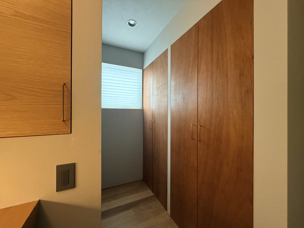 DIYで作成した隠す収納ドアに上手工作所のハンドル(取っ手)を取り付けた