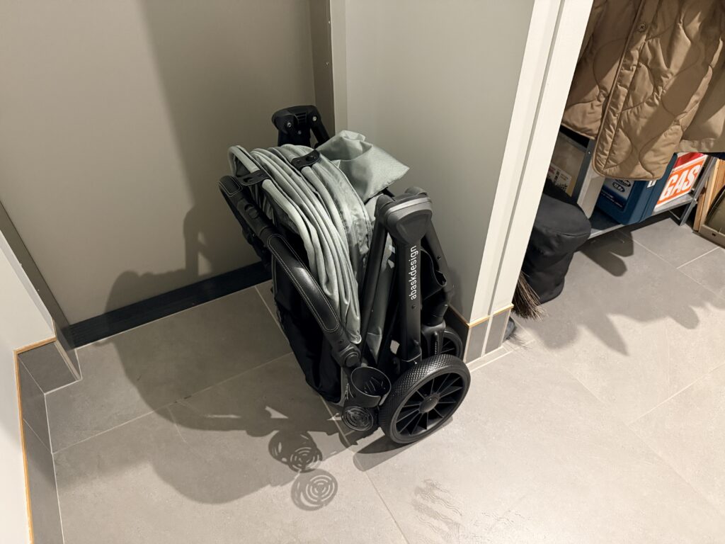 SwiftCart（abaskdesign）を折り畳んで玄関に置いている