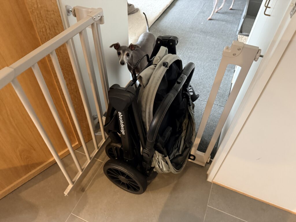 SwiftCart（abaskdesign）を畳むと狭いところも通れる