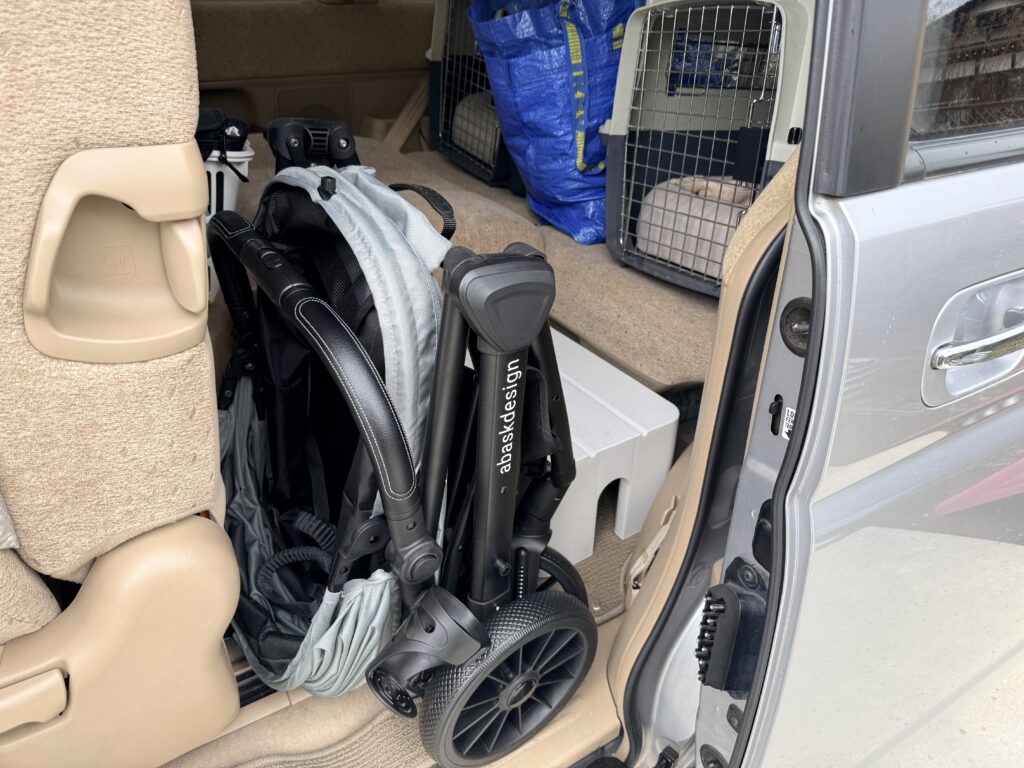 ペットカートをステップワゴンに折り畳んで載せた状態