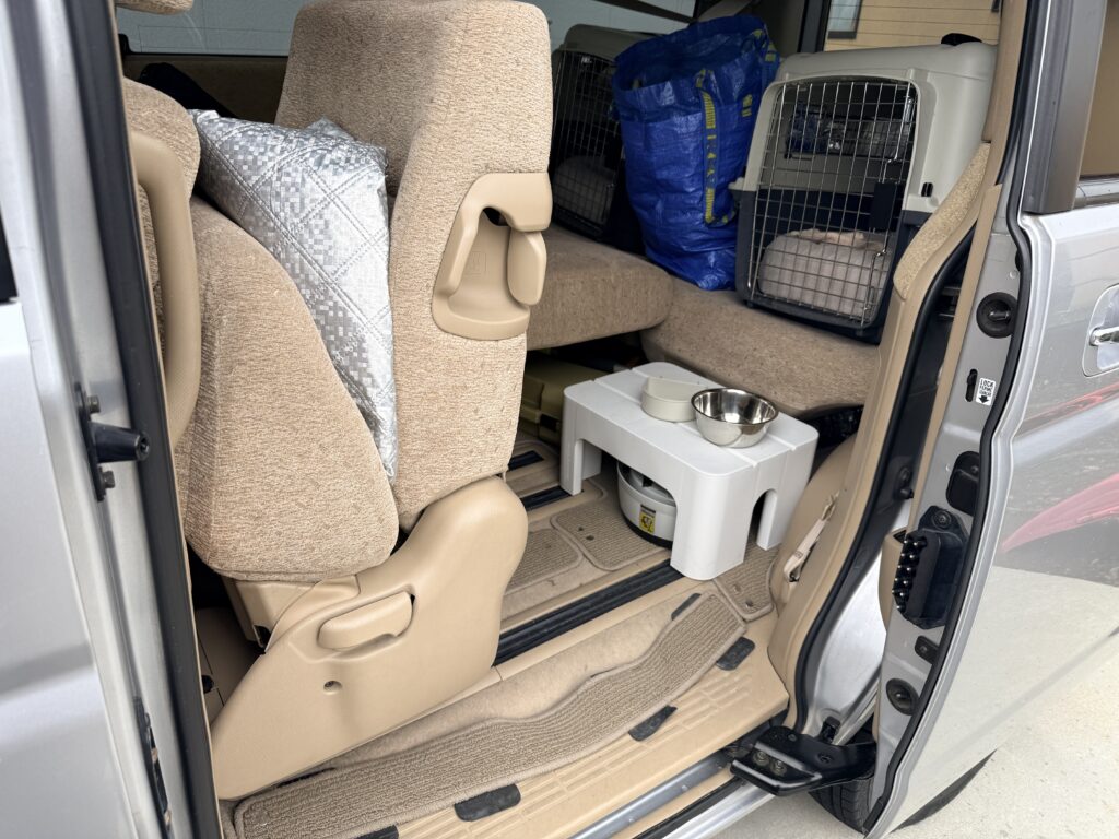 ステップワゴンに中型犬用クレートを２つ設置