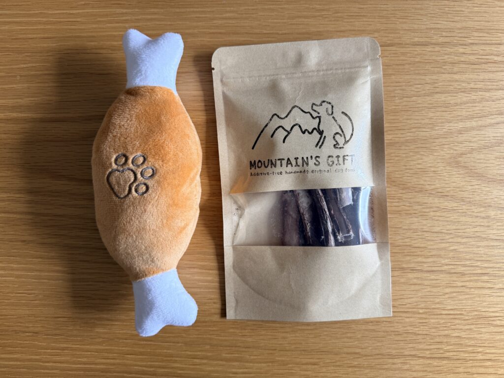 メルキュール富山砺波でもらった愛犬用のおもちゃとおやつ