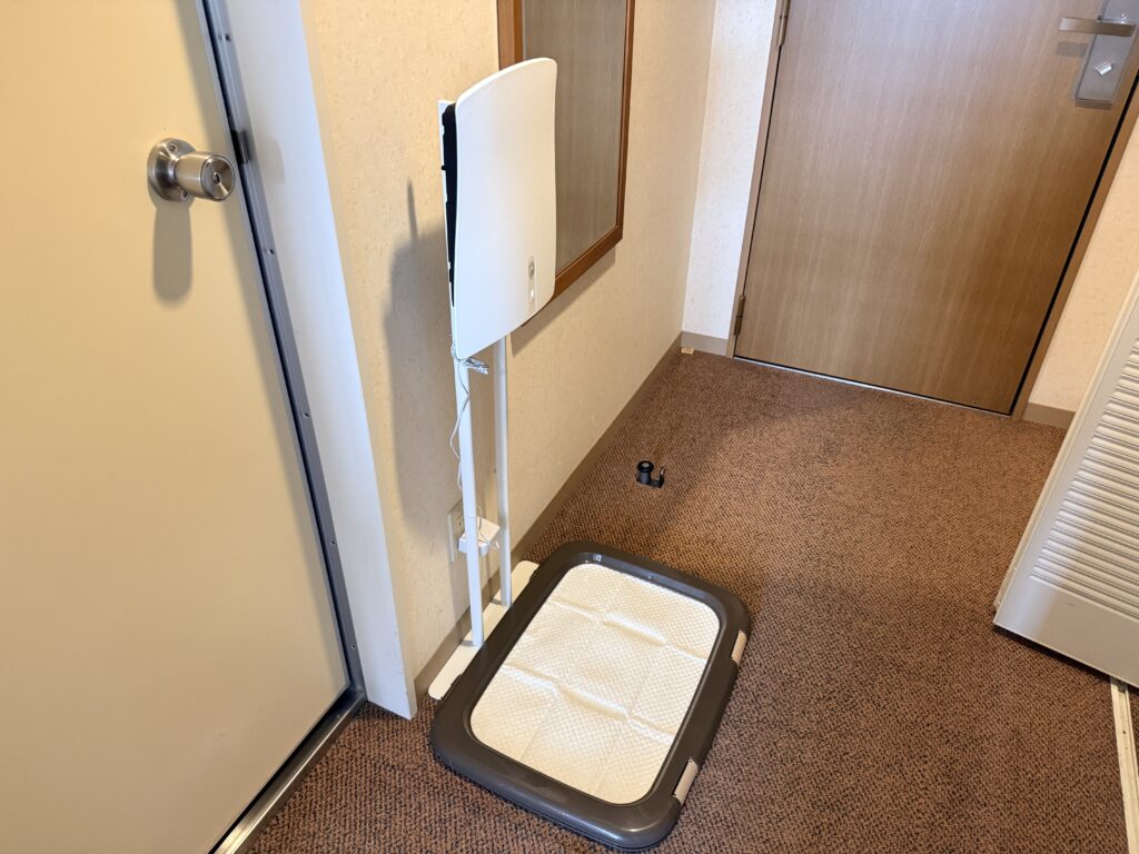 SUNSTAR サンスター 脱臭機 ペット QAIS-air-が客室に置かれている