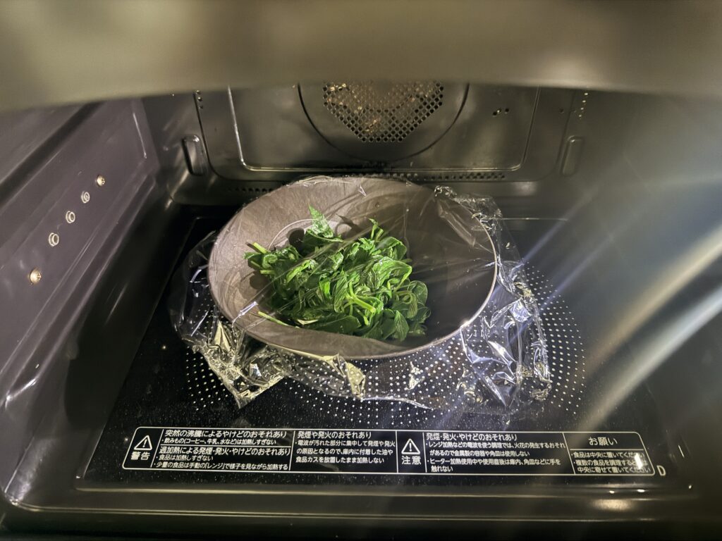 ARASの1000回落としても割れない食器を使ってモロヘイヤを電子レンジで温めている様子