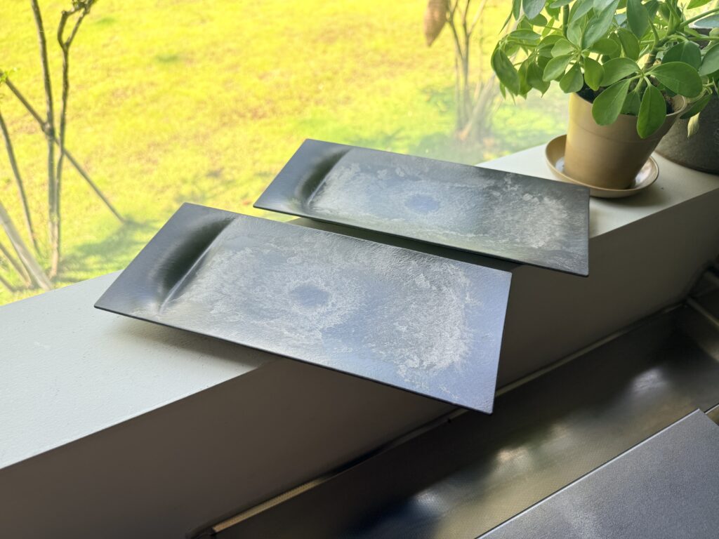 ARAS（エイラス）の平皿2枚セットを並べた時の質感とデザイン