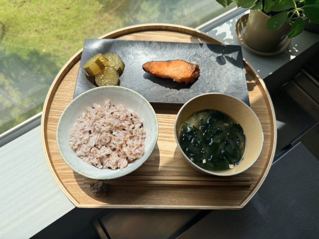 ARASの角皿と木製トレイ（お盆）を使用した鮭定食の盛り付け例