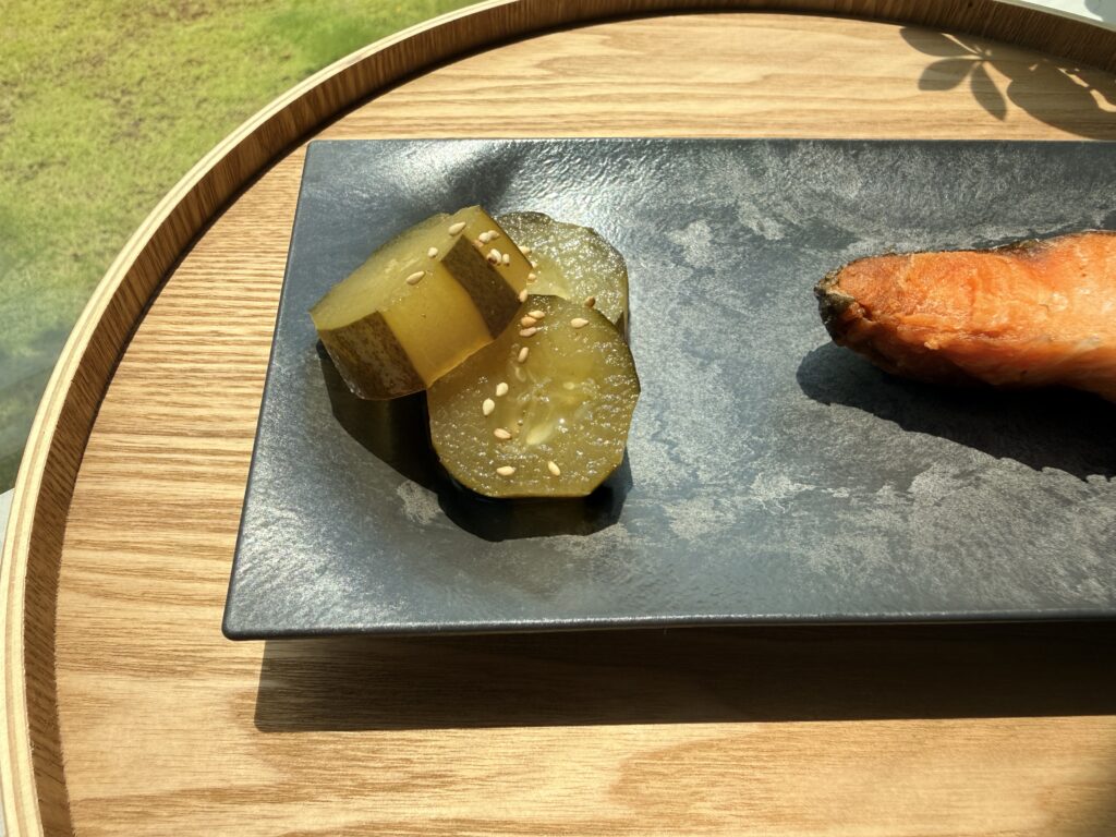 ARASの角皿を使用した焼魚と煮物の盛り付け例
