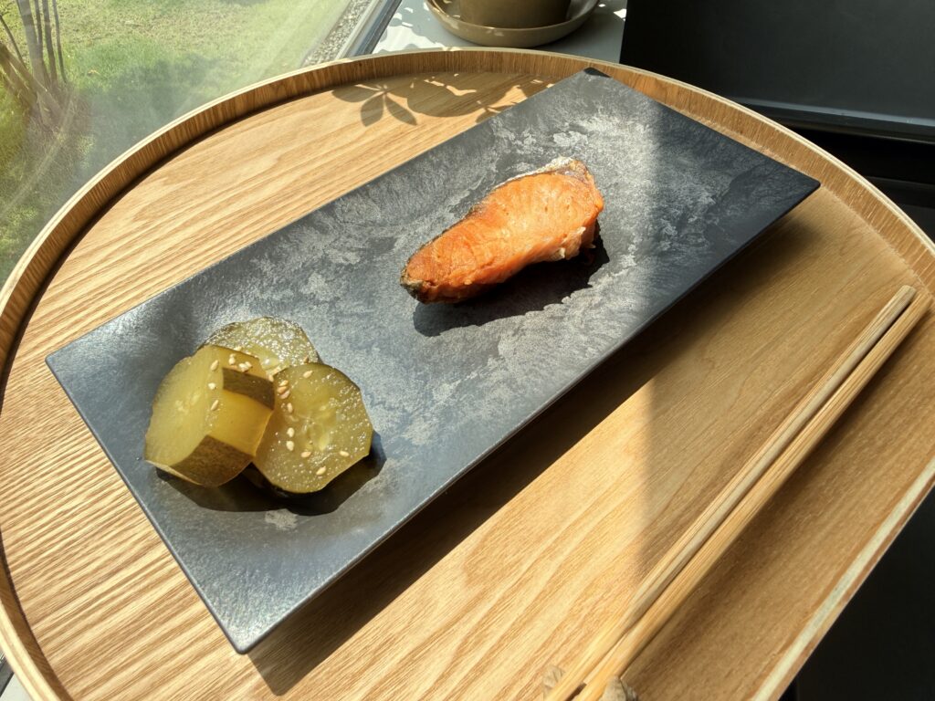 ARASの角皿を使用した焼魚と煮物の盛り付け例